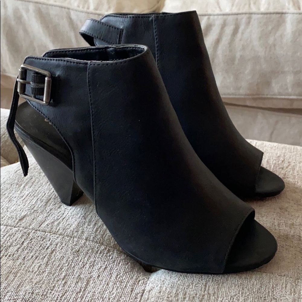 Cosmopolitan open toed black shoe boot!